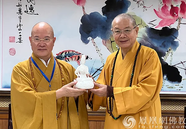 台湾中国佛教会理事长净耀大和尚热情欢迎本性法师一行，互赠礼物。